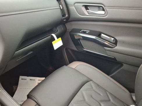 New 2026 Nissan Pathfinder Platinum image 23