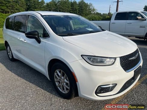 Used 2024 Chrysler Pacifica Touring-L FWD image 2