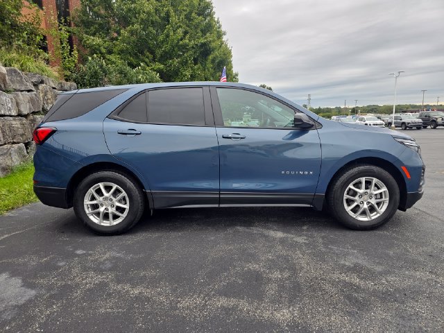 Used 2024 Chevrolet Equinox LS w/ LS Convenience Package FWD image 2