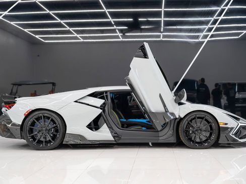 Used 2025 Lamborghini Revuelto image 10