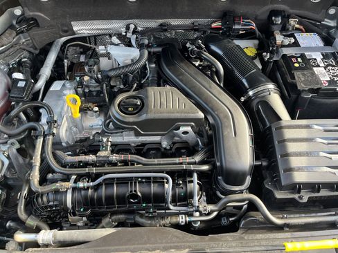 Used 2025 Volkswagen Taos SE image 33