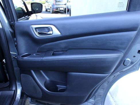 Used 2019 Nissan Pathfinder S image 19