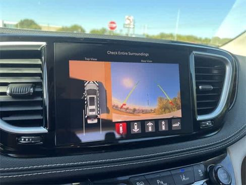 Used 2021 Chrysler Pacifica Limited w/ Uconnect Theater Family Group image 26