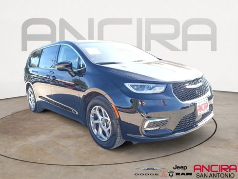Used 2024 Chrysler Pacifica Limited image 1