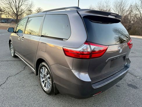 Used 2020 Toyota Sienna XLE image 7