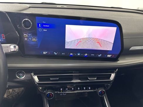 Used 2025 Chevrolet Traverse LT image 22