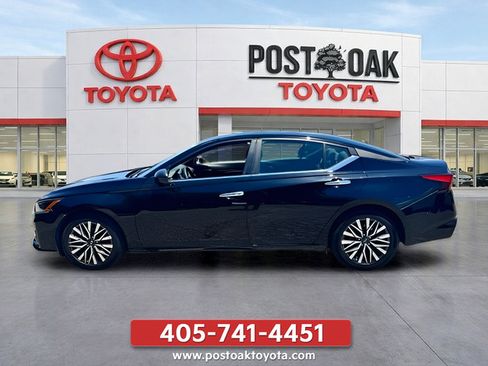 Used 2025 Nissan Altima 2.5 SV FWD image 2