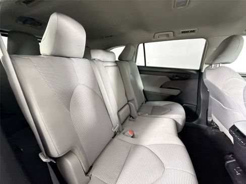 Certified 2023 Toyota Highlander L image 38