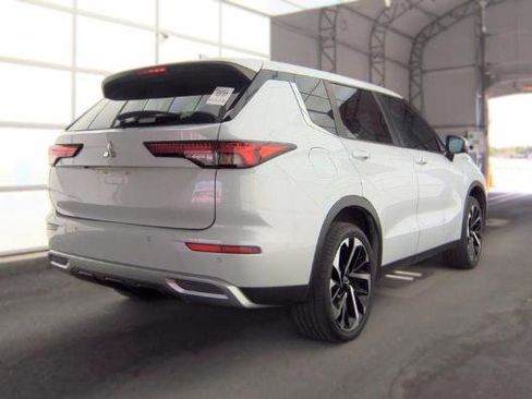 Used 2023 Mitsubishi Outlander SE FWD image 2