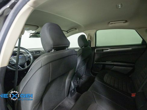 Used 2020 Ford Fusion SE FWD image 28