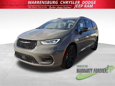 Used 2025 Chrysler Pacifica Limited image 8