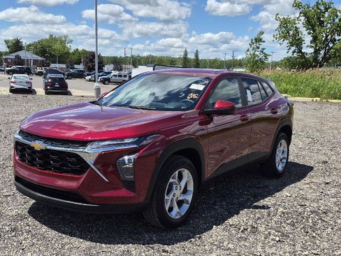 Used 2024 Chevrolet Trax LS w/ LS Convenience Package FWD image 1