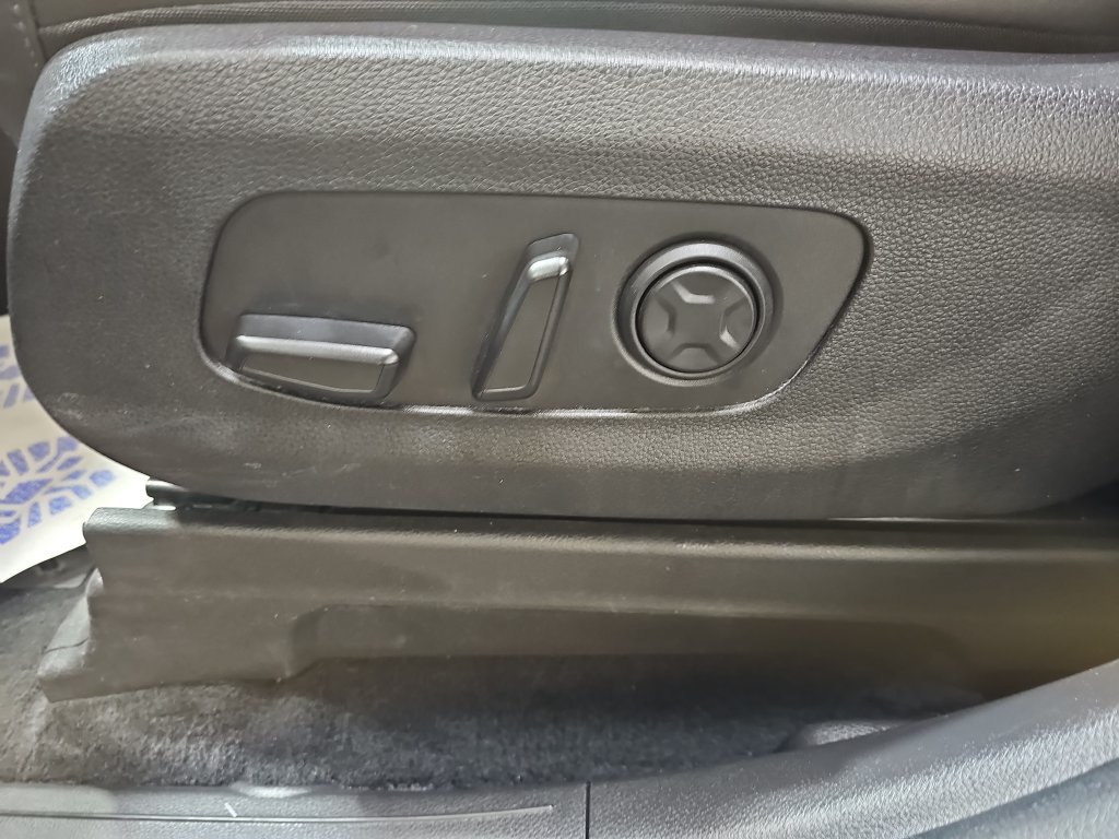 Used 2025 Kia Carnival FWD image 34