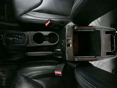 Used 2018 Jeep Wrangler Unlimited Sahara image 32