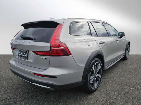 Certified 2025 Volvo V60 B5 Cross Country Plus AWD/4WD image 4