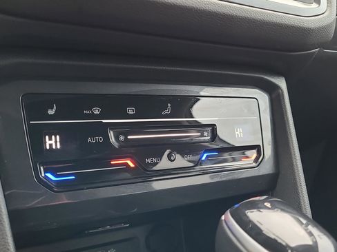 Used 2024 Volkswagen Tiguan SE image 20