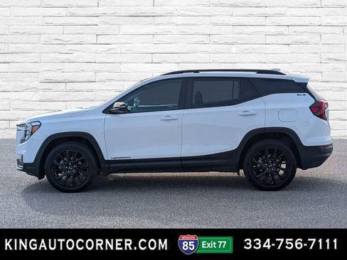 Used 2024 GMC Terrain SLE w/ Driver Convenience Package image 8