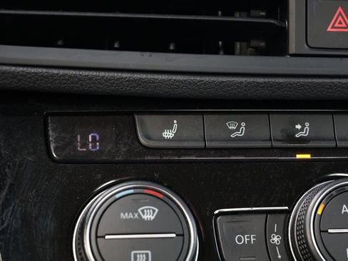 Used 2024 Volkswagen Jetta SE FWD image 3