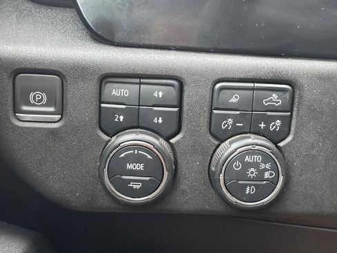 Used 2022 Chevrolet Silverado 1500 LTZ AWD/4WD image 17