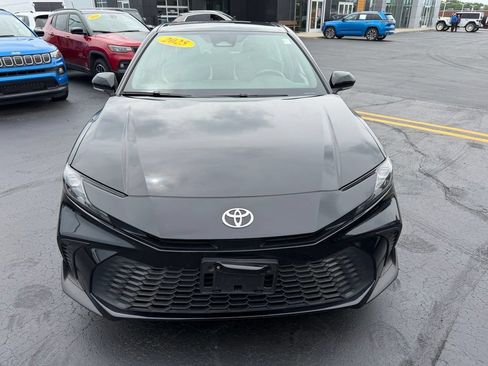 Used 2025 Toyota Camry SE FWD image 2