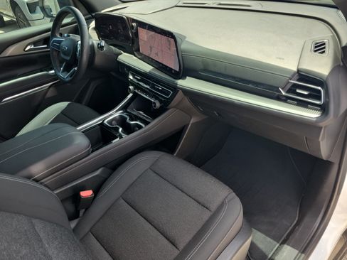 Used 2025 Chevrolet Traverse LT w/ Midnight/Sport Edition FWD image 9