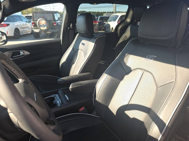 Used 2025 Chrysler Pacifica Premium FWD image 15
