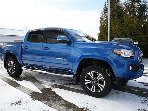 Used 2017 Toyota Tacoma TRD Sport image 1