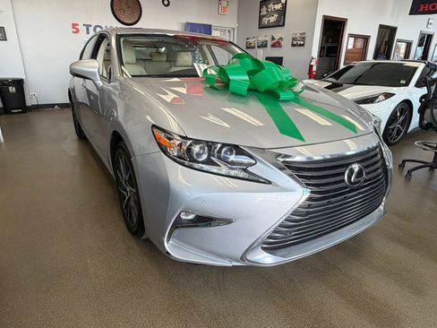 Used 2016 Lexus ES 350 w/ Luxury Package w/Wood Trim image 3