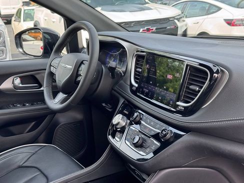 Used 2023 Chrysler Pacifica Limited w/ Uconnect Theater Family Group AWD/4WD image 30