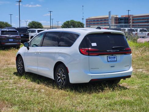New 2027 Chrysler Pacifica Limited FWD image 3