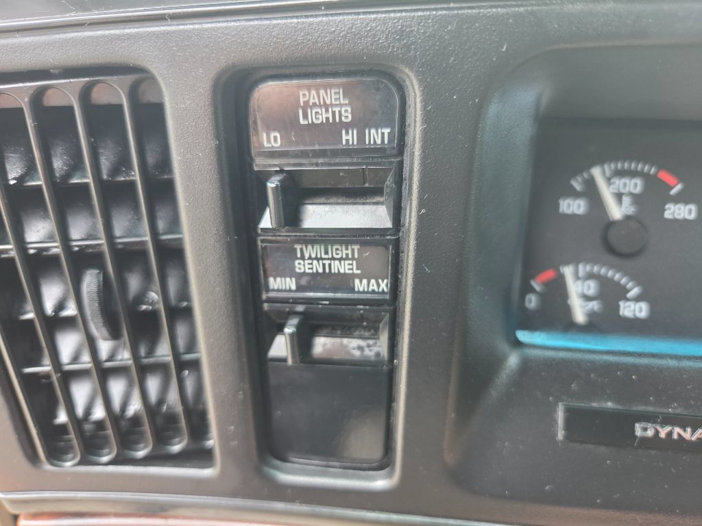 Used 1998 Buick Le Sabre Custom w/ Headliner Lighting Pkg FWD image 28