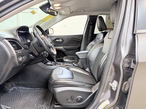 Used 2019 Jeep Cherokee Latitude Plus w/ Comfort/Convenience Group FWD image 14