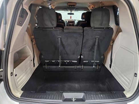 Used 2016 Dodge Grand Caravan SXT FWD image 11