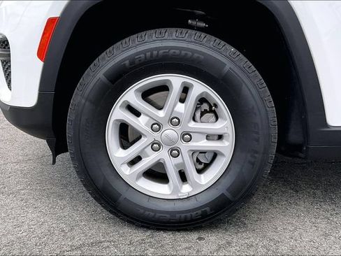 Used 2023 Jeep Grand Cherokee Laredo AWD/4WD image 8