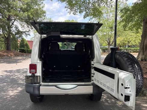 Used 2018 Jeep Wrangler Unlimited Sahara AWD/4WD image 17