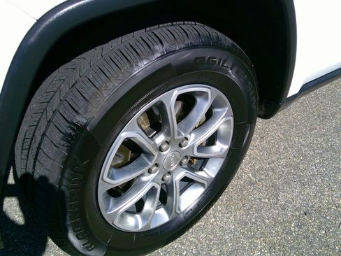 Used 2014 Jeep Grand Cherokee Limited w/ Luxury Group II image 26