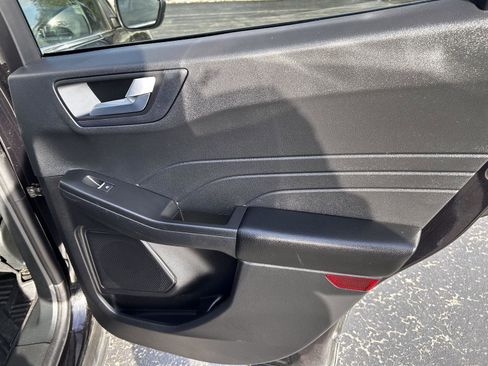 Used 2022 Ford Escape Titanium image 18