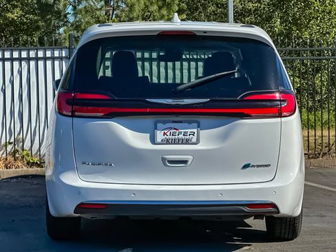 Used 2022 Chrysler Pacifica Limited w/ Uconnect Theater Family Group FWD image 4