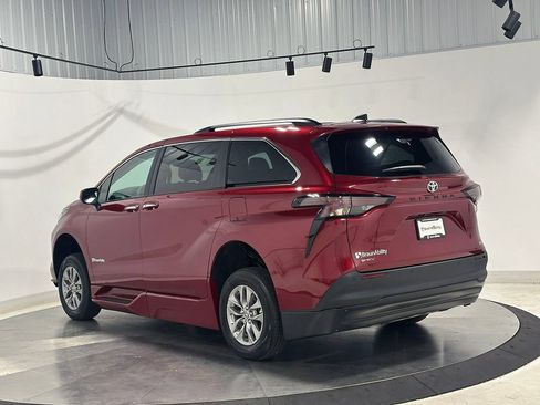 Used 2026 Toyota Sienna XLE FWD image 9