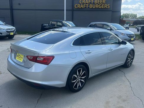 Used 2018 Chevrolet Malibu LT FWD image 3