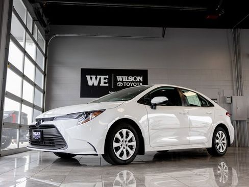 Used 2024 Toyota Corolla LE image 2