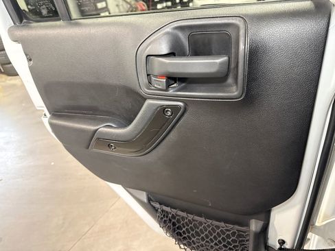 Used 2014 Jeep Wrangler Unlimited Sahara AWD/4WD image 10