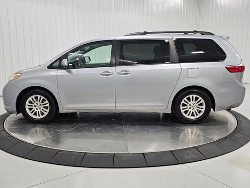Used 2015 Toyota Sienna XLE Premium FWD image 2