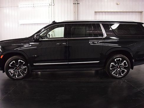 Used 2024 GMC Yukon XL Denali w/ Advanced Technology Package image 4