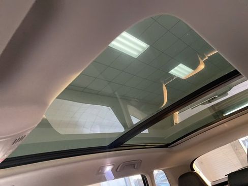 Certified 2025 Volkswagen Taos SE w/ Panoramic Sunroof Package image 12