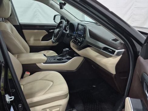 Used 2021 Toyota Highlander XLE AWD/4WD image 10