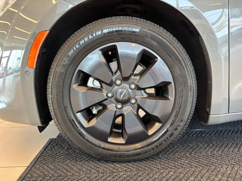 Used 2020 Chrysler Pacifica Limited w/ Quick Oder Package 2EV RED-S FWD image 11