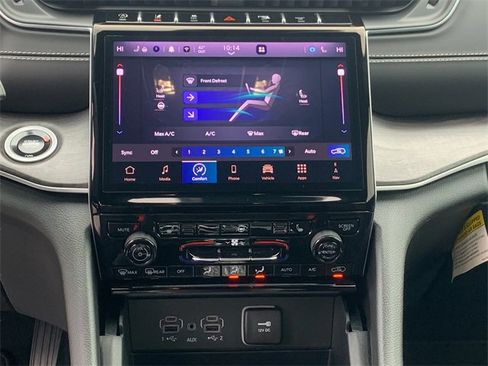 Certified 2025 Jeep Grand Cherokee Limited w/ Black Appearance Package image 22