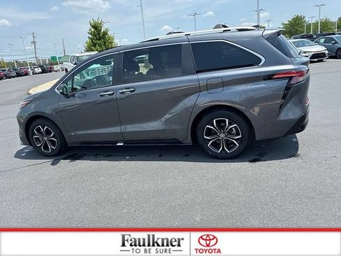 Used 2025 Toyota Sienna Platinum AWD/4WD image 15