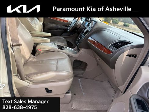 Used 2013 Chrysler Town & Country Limited w/ Luxury Group image 19